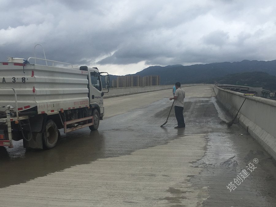 摊铺前路面清洗